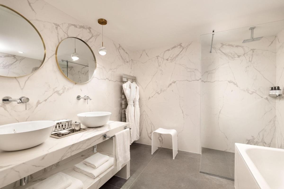 Salle de bains dans l'établissement JW Marriott Cannes