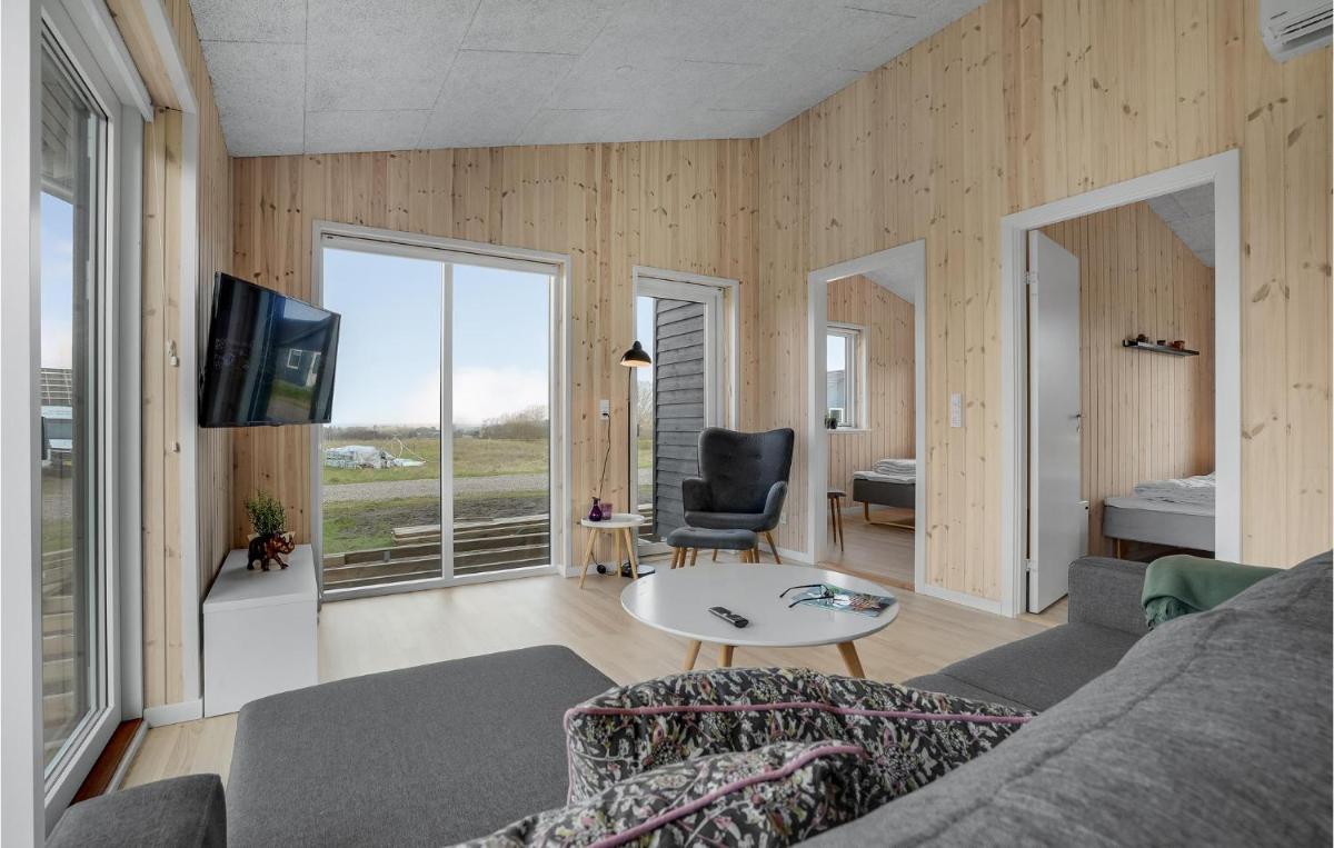 Beautiful Home In Løgstrup With Kitchen - Housity