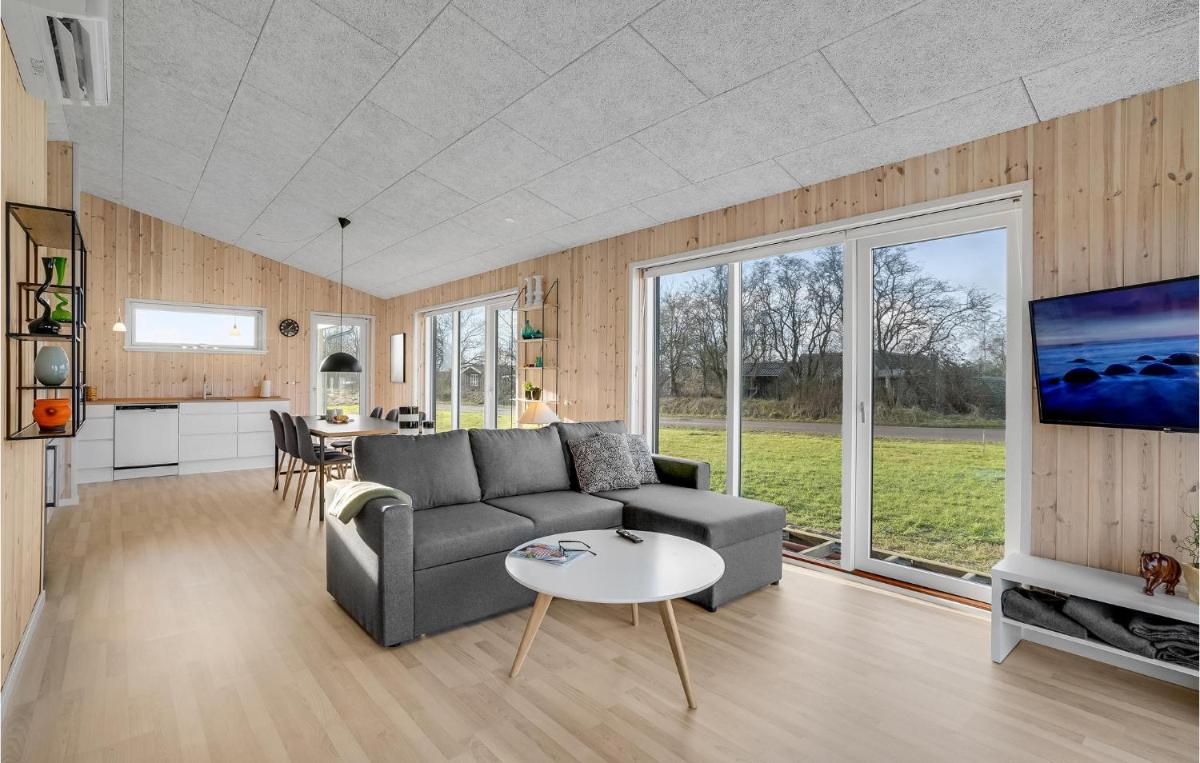 Beautiful Home In Løgstrup With Kitchen - Housity