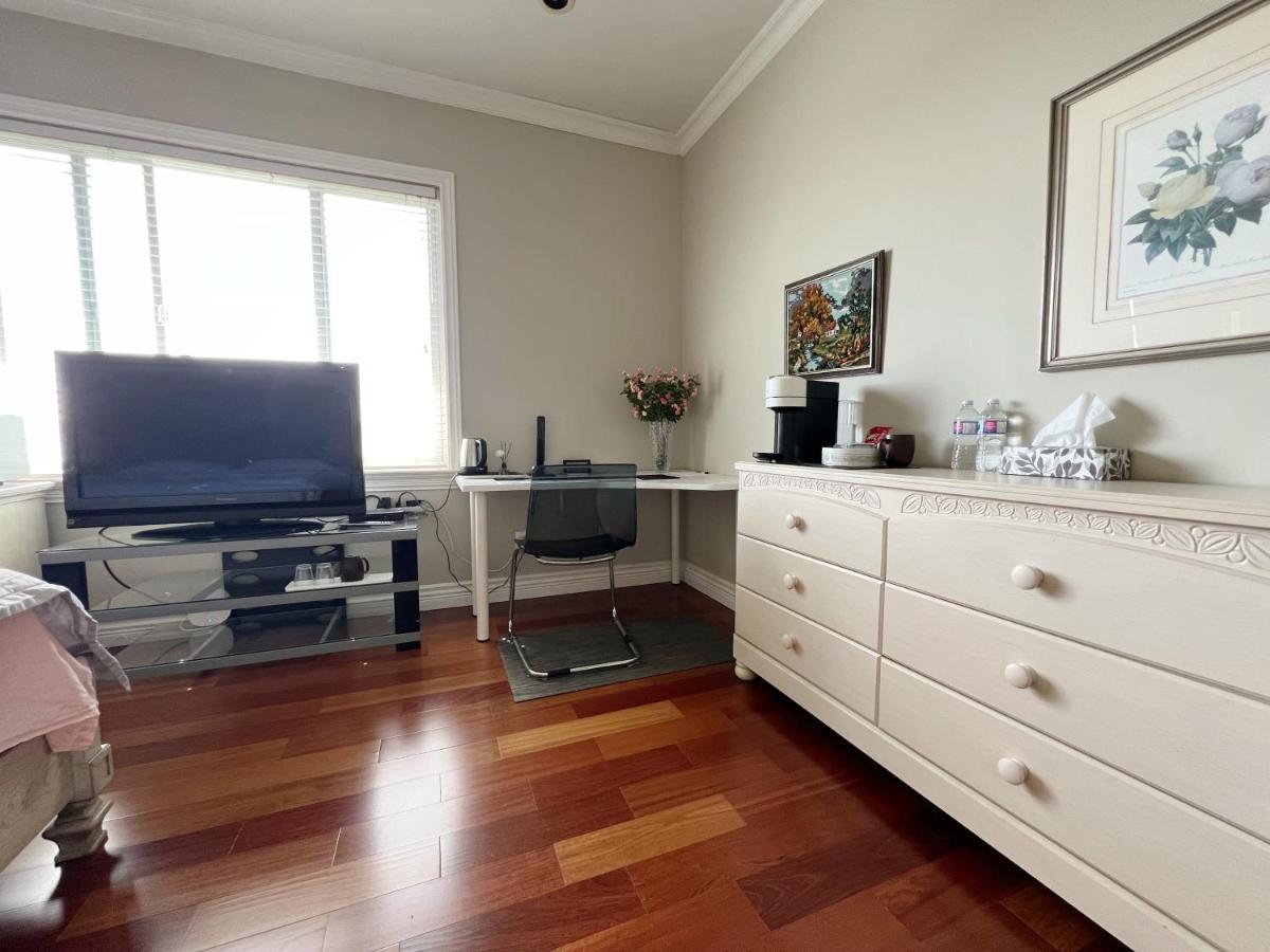 Lucky room, A comfortable bedroom with private bathroom close to YVR Richmond - Housity