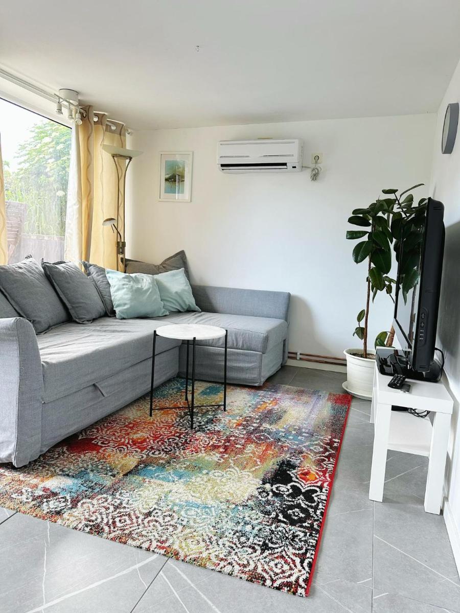 Centralt och havsnära med utsikt mot pool - Housity