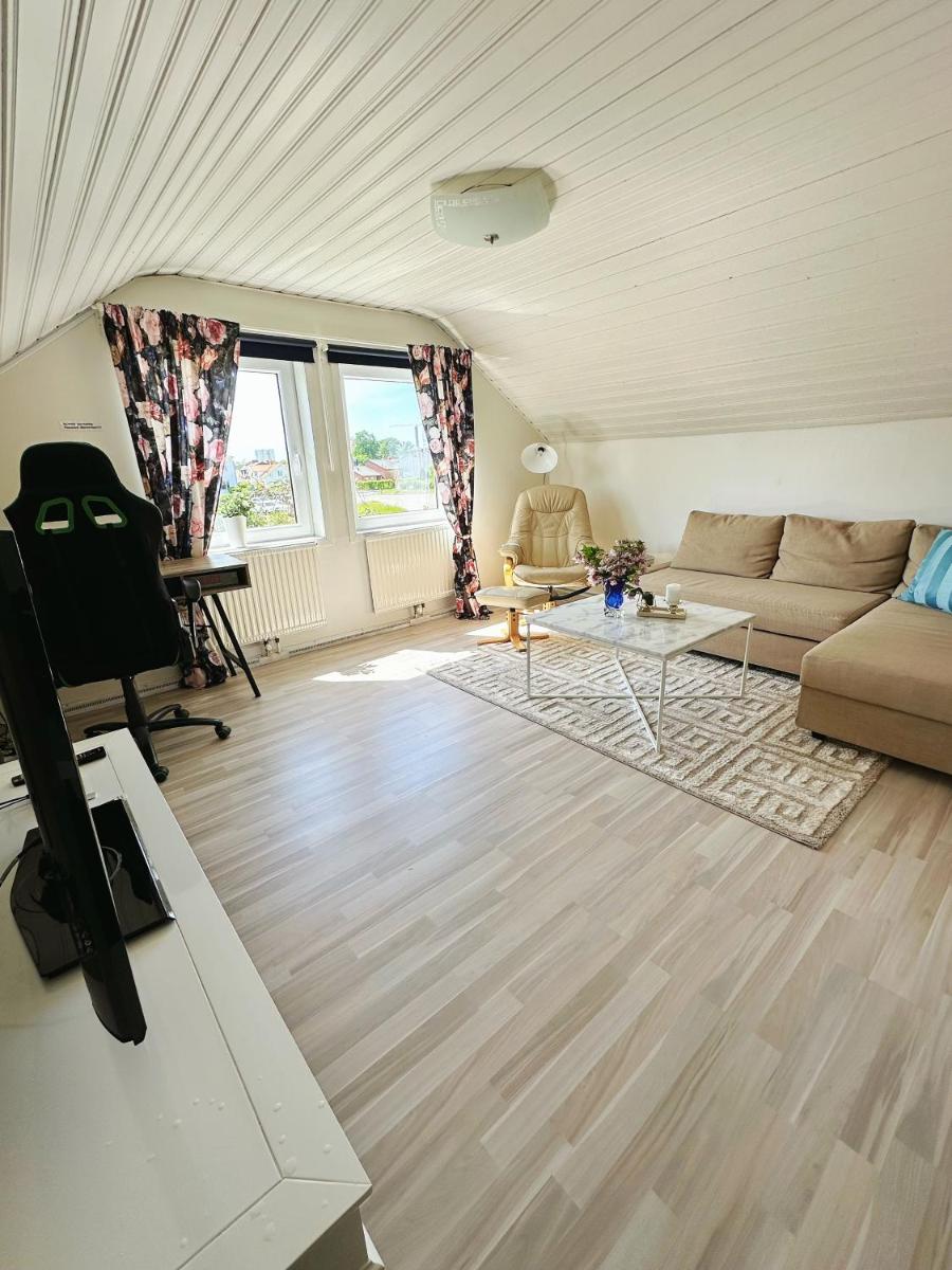 Centralt och havsnära på Stensö - Housity