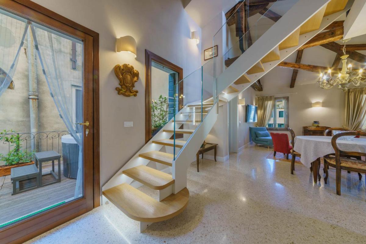 Casa Virginia direct at the canal Cannaregio with own roof terrace - Housity