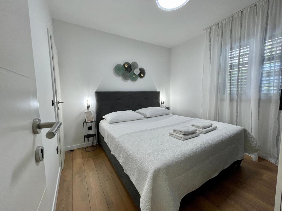 Holiday Home Mirela - Housity