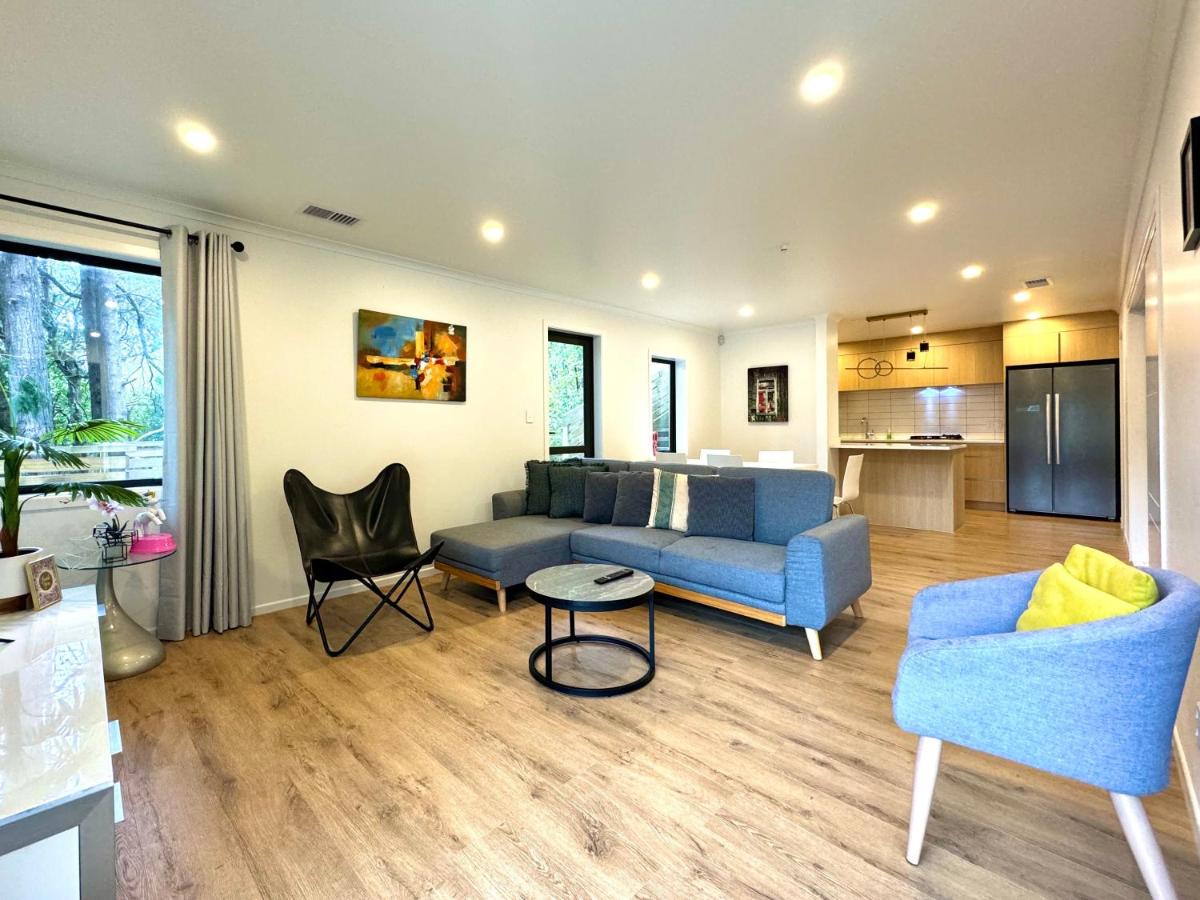 NO PARTY ALLOWED, Entire Brand New 3 bedroom townhouse, free unlimited fibre wifi and free parking - Housity