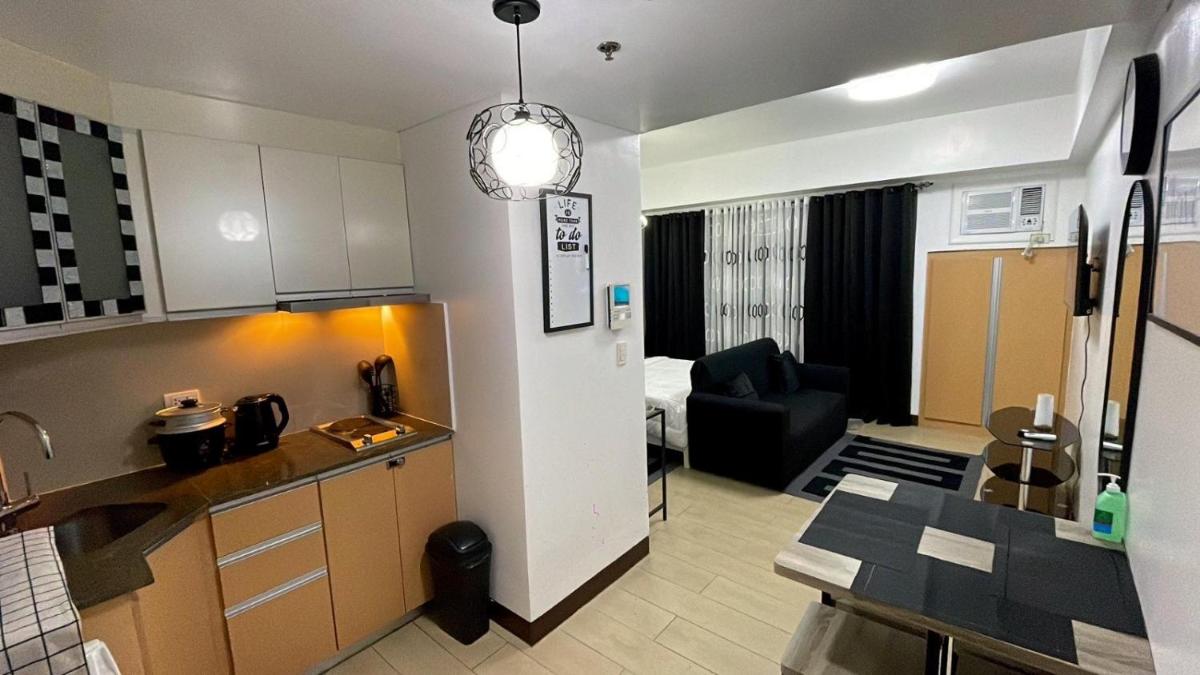 Suitetrails - Condo with Balcony & Pool in Pasay near NAIA Terminal 3