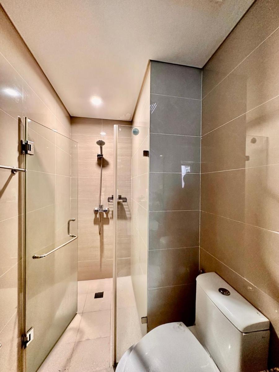 Suitetrails - Condo with Balcony & Pool in Pasay near NAIA Terminal 3
