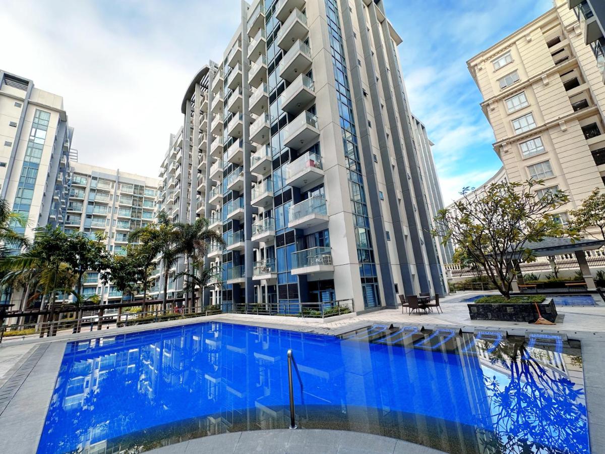 Suitetrails - Condo with Balcony & Pool in Pasay near NAIA Terminal 3