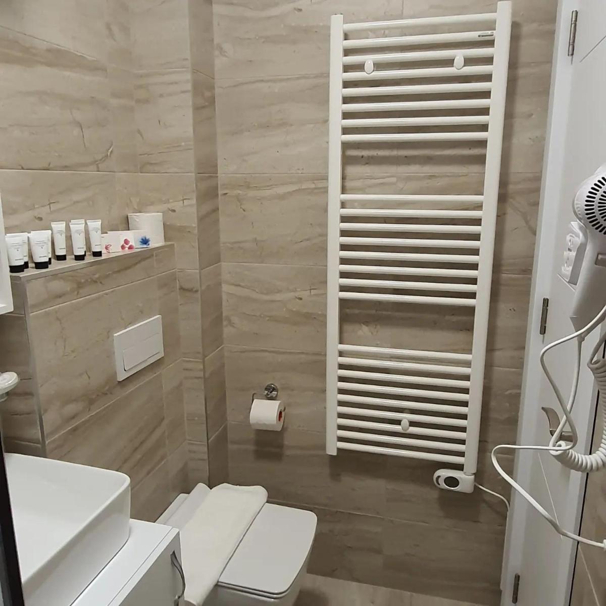 Vila Ajet - Housity