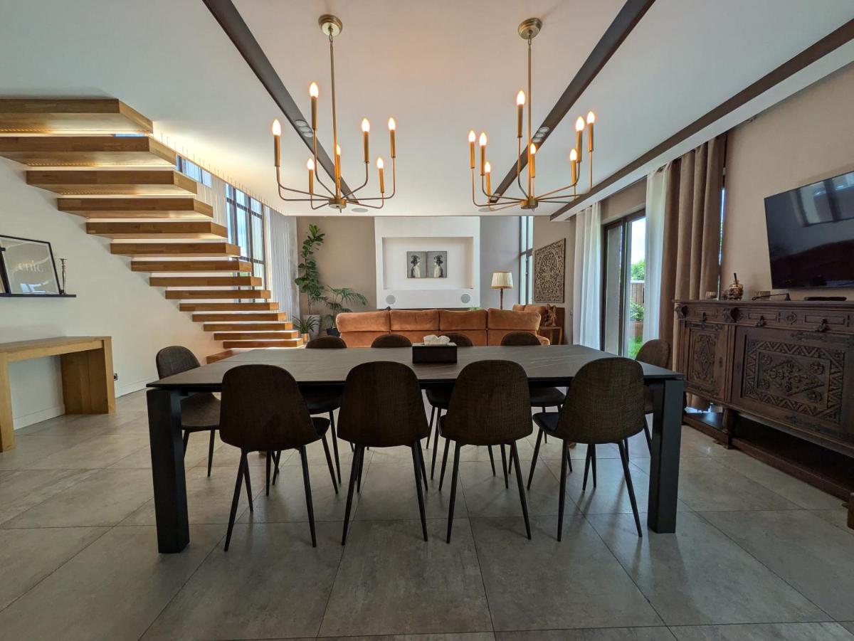 Luxury Villa Moderne, salon de 90m2 - Housity