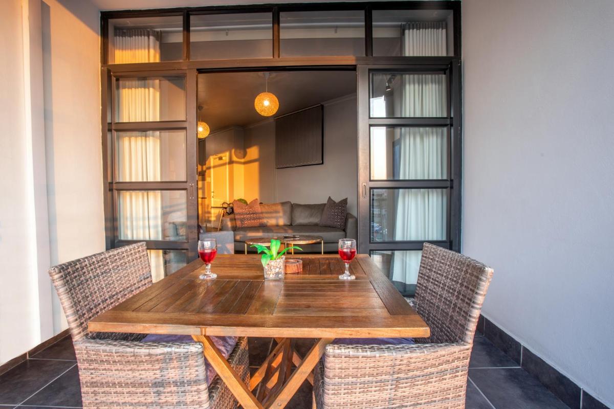 2 Sleeper with King Bed at Point Waterfront - Housity