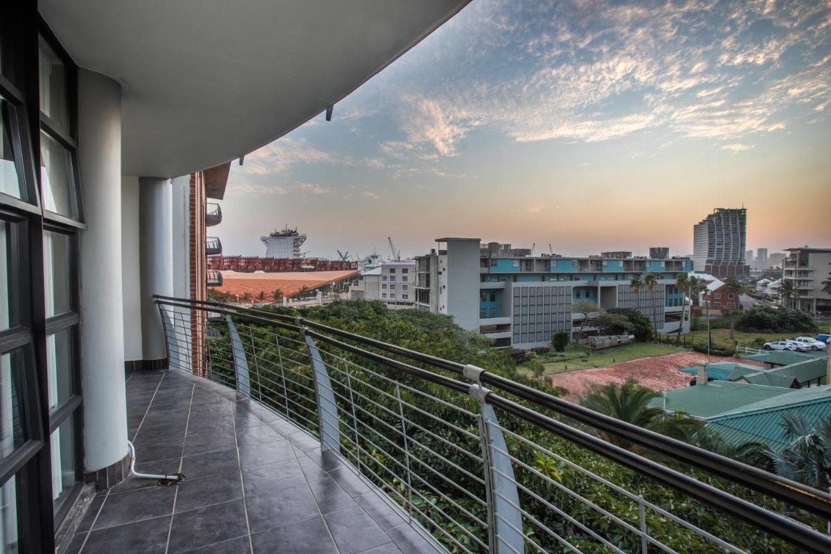 2 Sleeper with King Bed at Point Waterfront - Housity