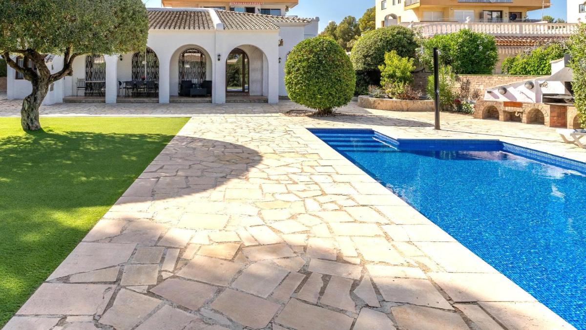 Blau Mar, 5 bedroom beach villa with private pool Miami Playa Costa Dorada 100m from the beach - Housity