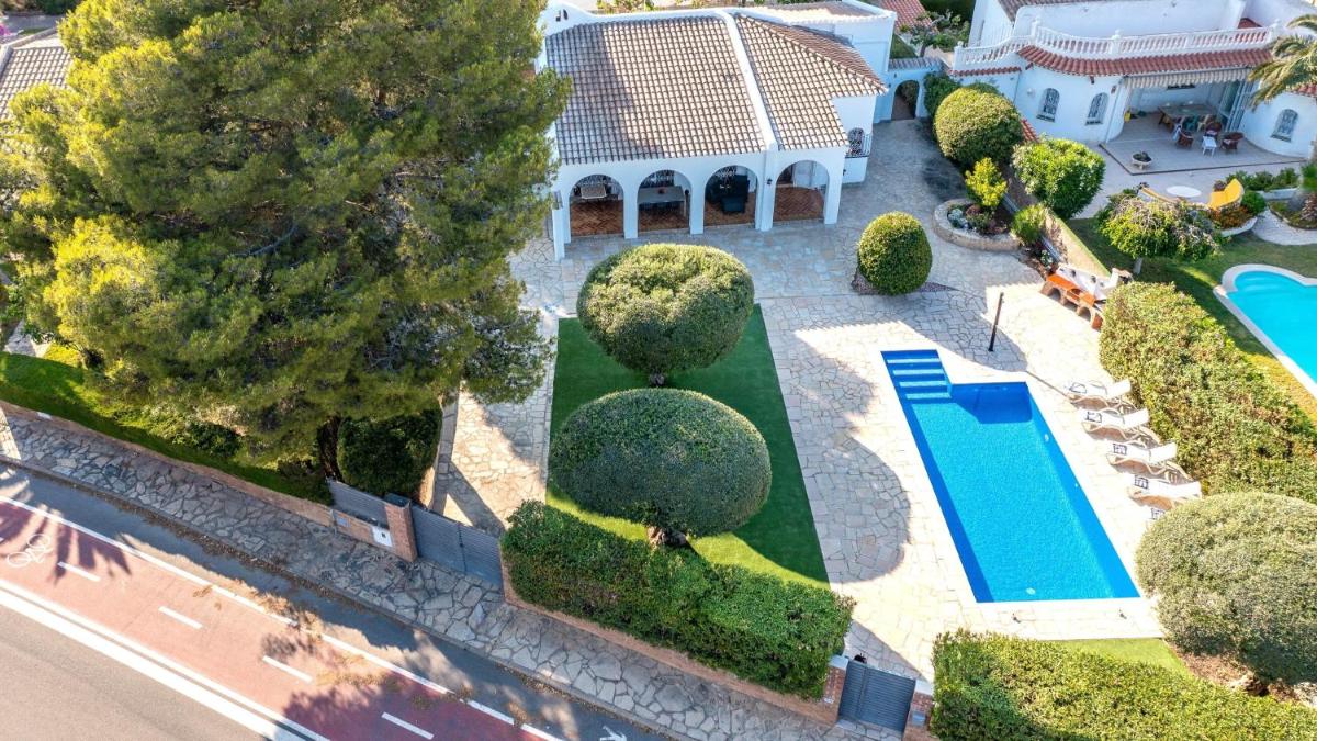 Blau Mar, 5 bedroom beach villa with private pool Miami Playa Costa Dorada 100m from the beach - Housity