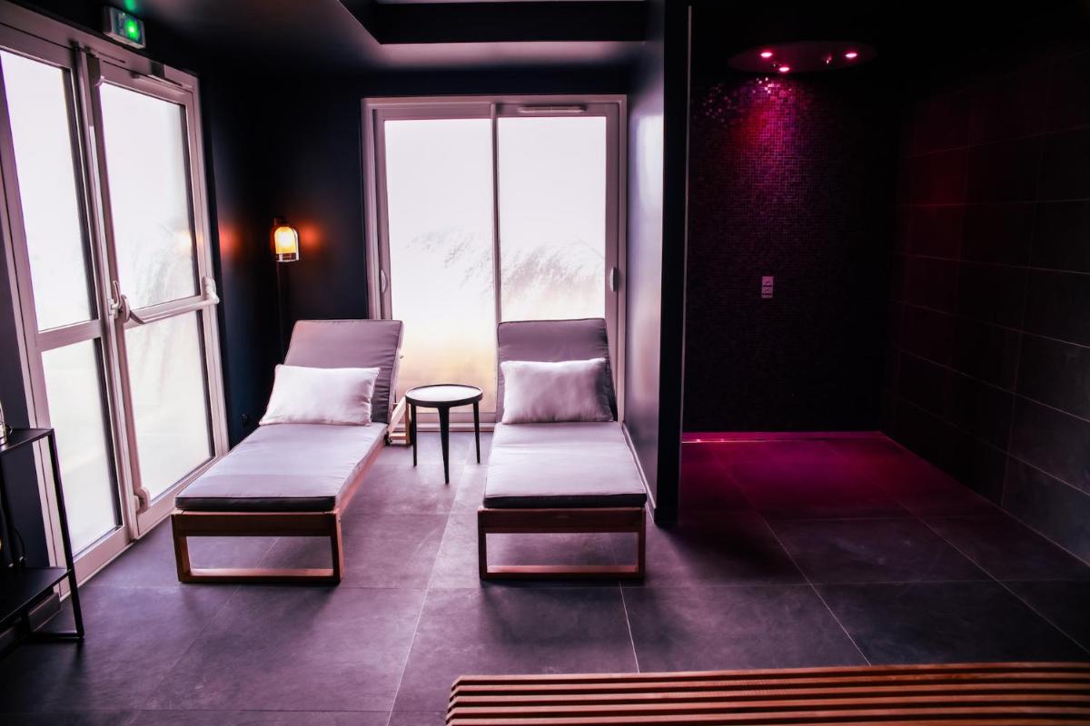 Coin salon dans l'établissement Brit Hotel Le Galion & Spa