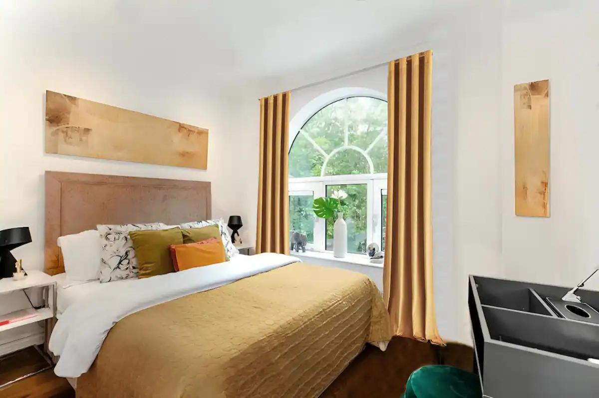 AWESOME LEICESTER SQ! Fashion Flat for Theatre Families and Happy Friends - Housity