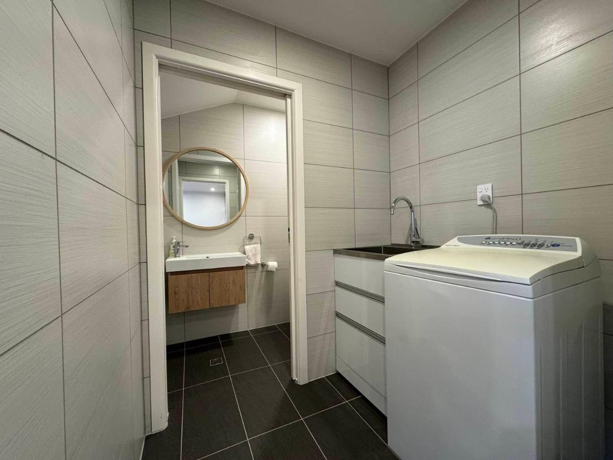 NO PARTY ALLOWED, Entire Brand New 3 bedroom townhouse, free unlimited fibre wifi and free parking - Housity