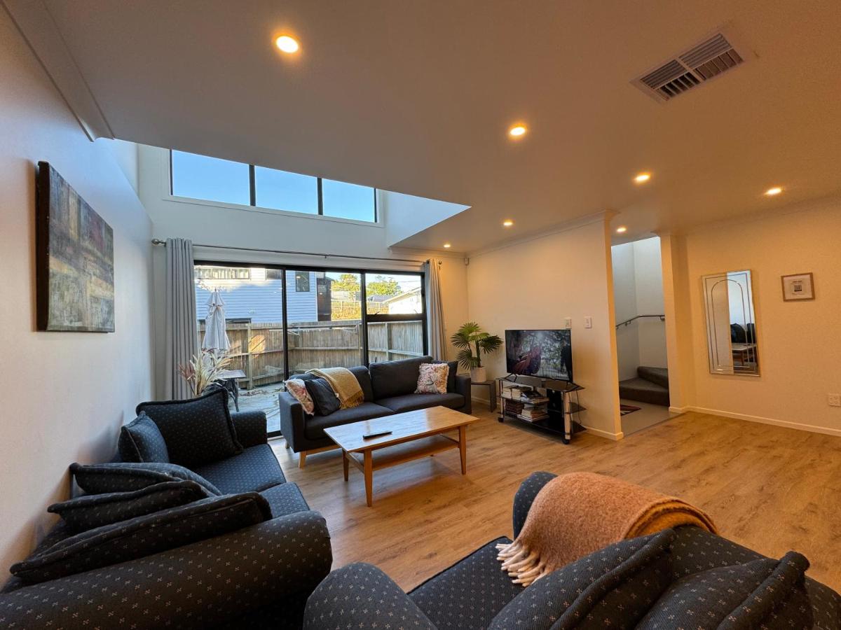 NO PARTY ALLOWED, Entire Brand New 3 bedroom townhouse, free unlimited fibre wifi and free parking - Housity