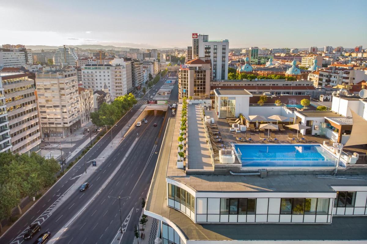 A piscina em ou perto de Jupiter Lisboa Hotel - Rooftop & Spa