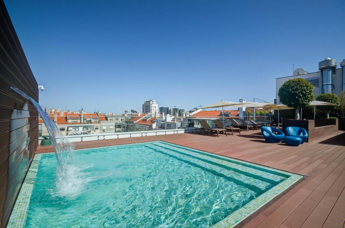 A piscina em ou perto de Jupiter Lisboa Hotel - Rooftop & Spa