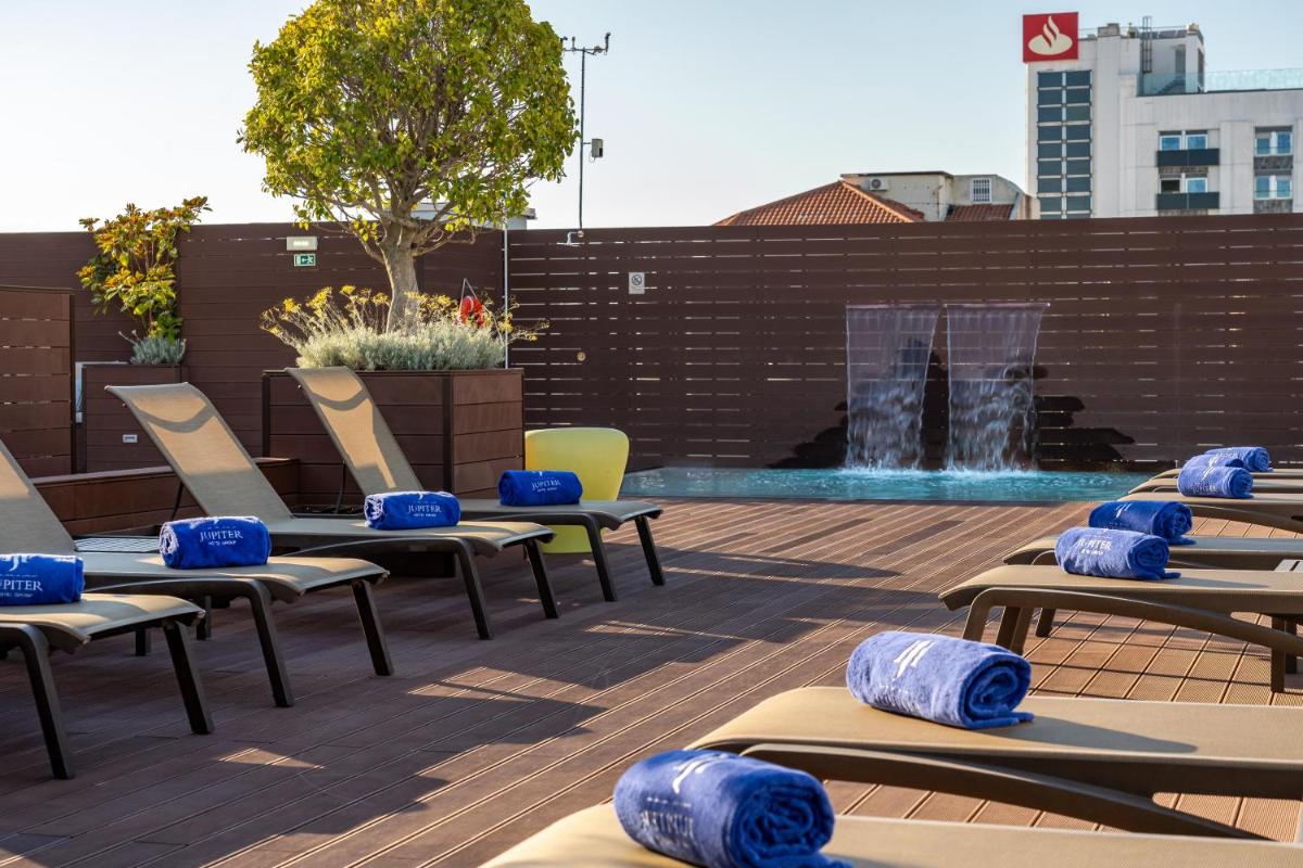 A piscina em ou perto de Jupiter Lisboa Hotel - Rooftop & Spa