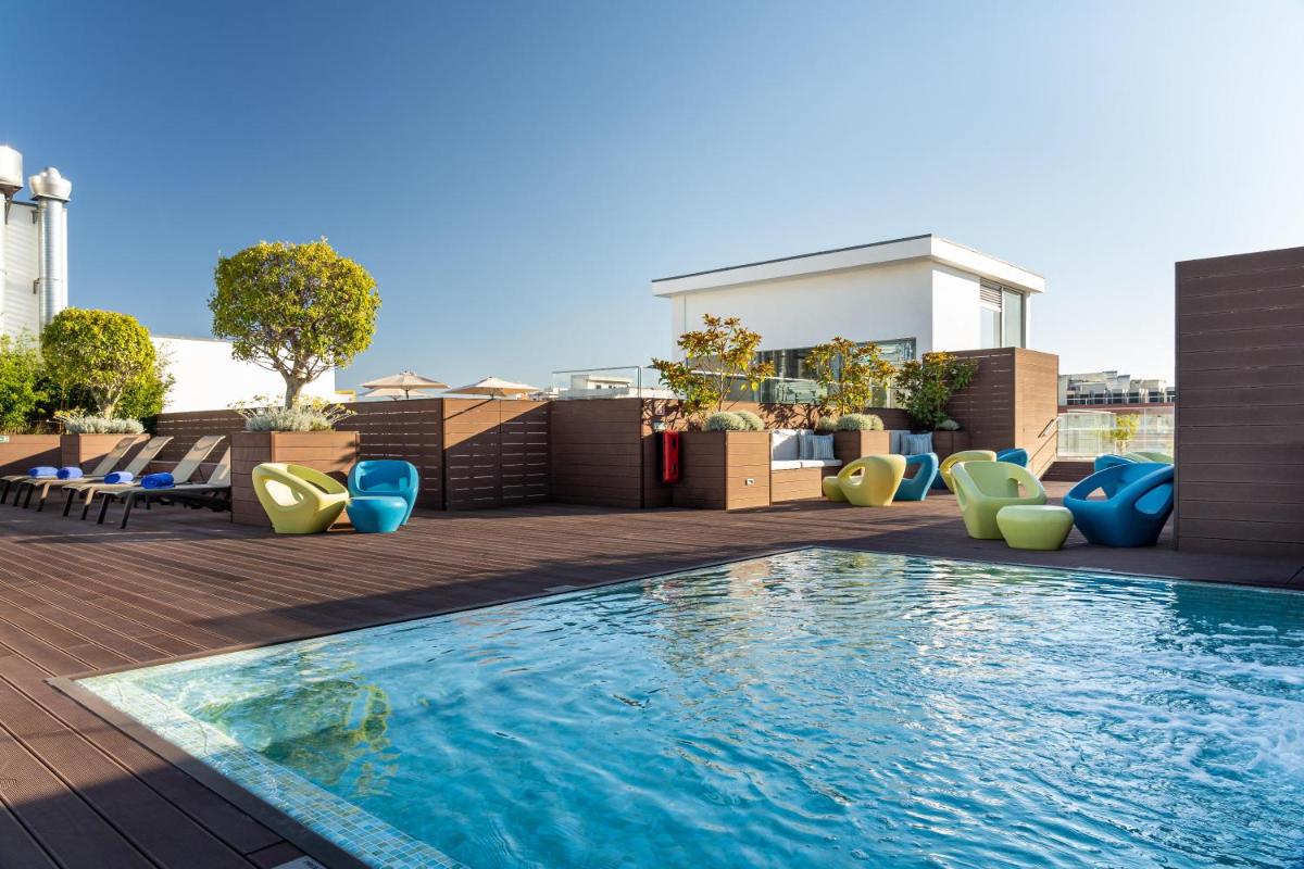 A piscina em ou perto de Jupiter Lisboa Hotel - Rooftop & Spa