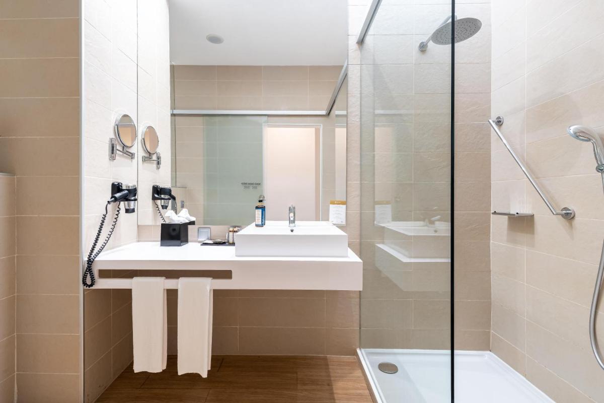 Uma casa de banho em Jupiter Lisboa Hotel - Rooftop & Spa