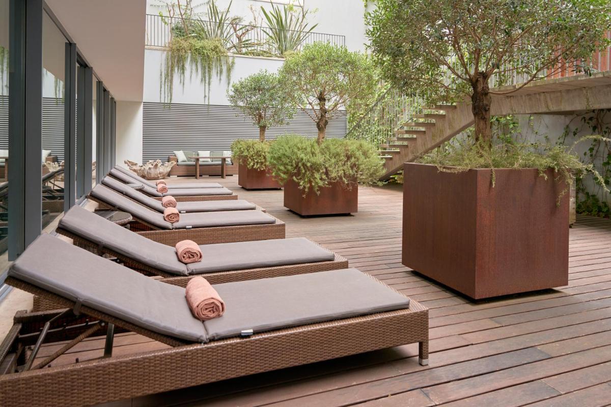 Um jardim no exterior de PortoBay Liberdade