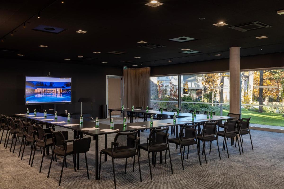 Espace de conférence ou salle de réunion dans l'établissement Hôtel Spa Restaurant Villa Castellane