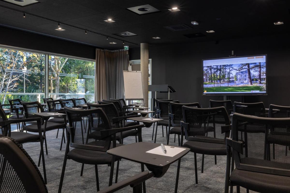 Télévision ou salle de divertissement dans l'établissement Hôtel Spa Restaurant Villa Castellane