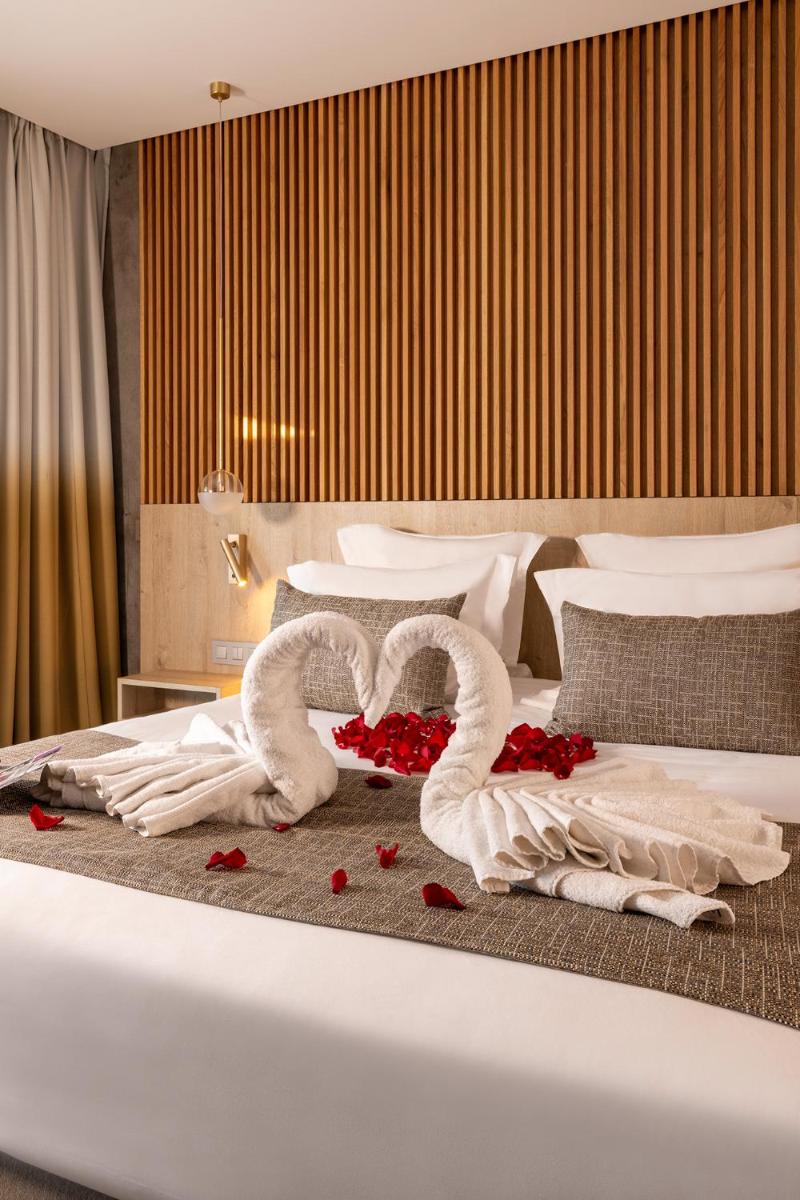 Un ou plusieurs lits dans un hébergement de l'établissement Hôtel Spa Restaurant Villa Castellane