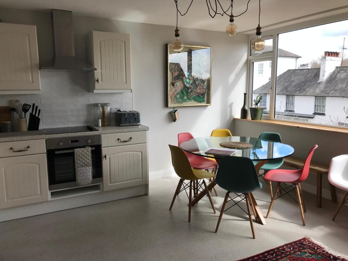 Swanky & Spacious Luxury 3 Bed - Housity