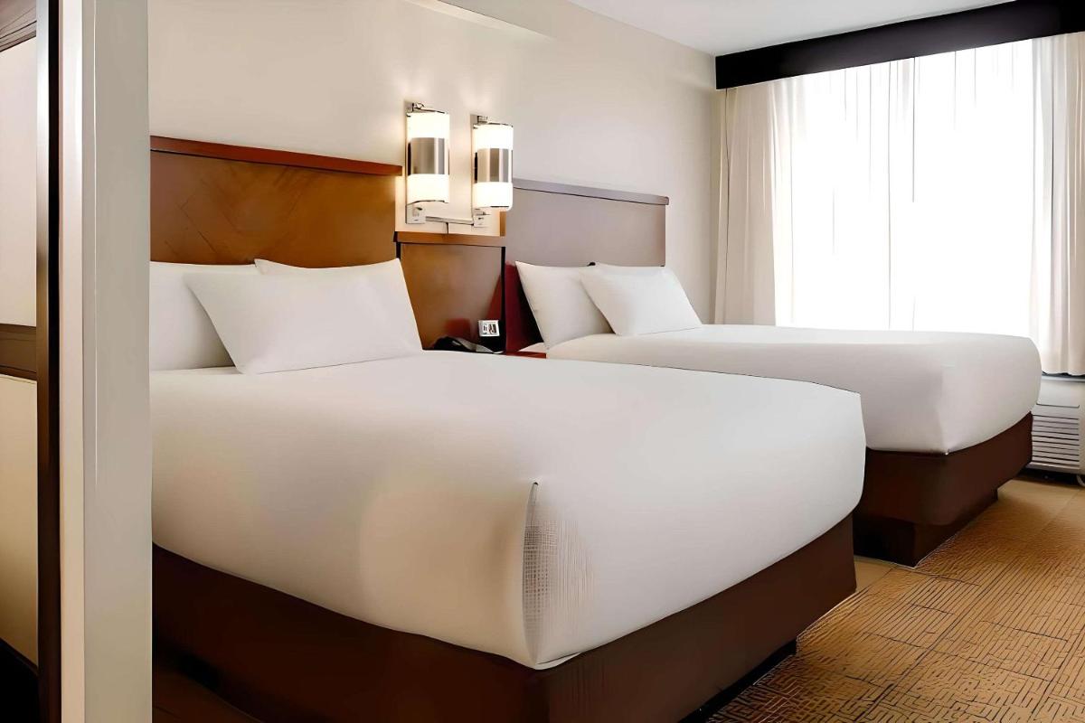 Comfort Suites Milwaukee West - Housity