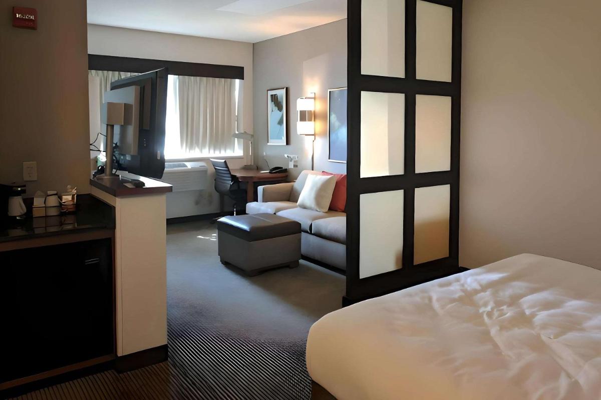 Comfort Suites Milwaukee West - Housity