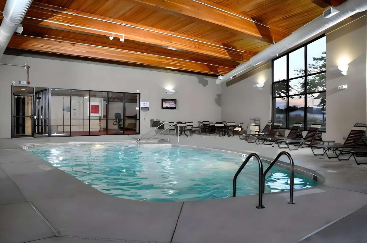 Comfort Suites Milwaukee West - Housity