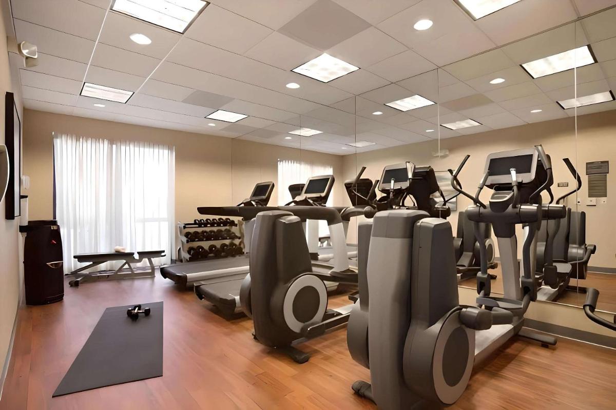 Comfort Suites Milwaukee West - Housity