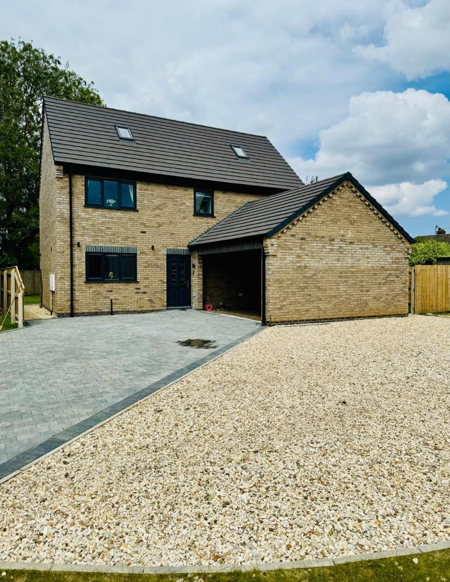 5-Bedroom Cottage, New Waltham, Grimsby - Housity