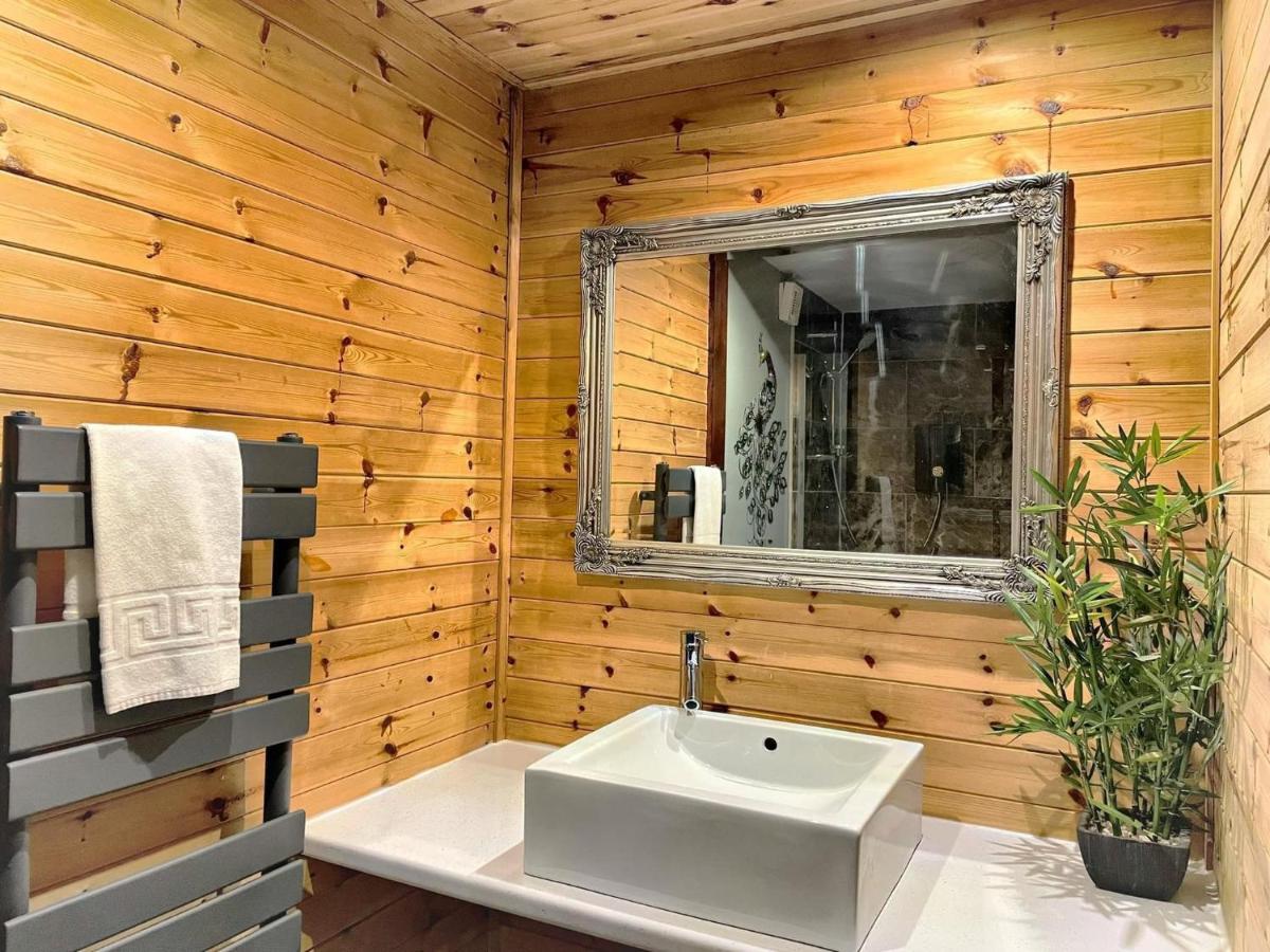 Wren 8-Hot Tub-Woodland Lodges-St Clears-Carmarthen-Tenby - Housity