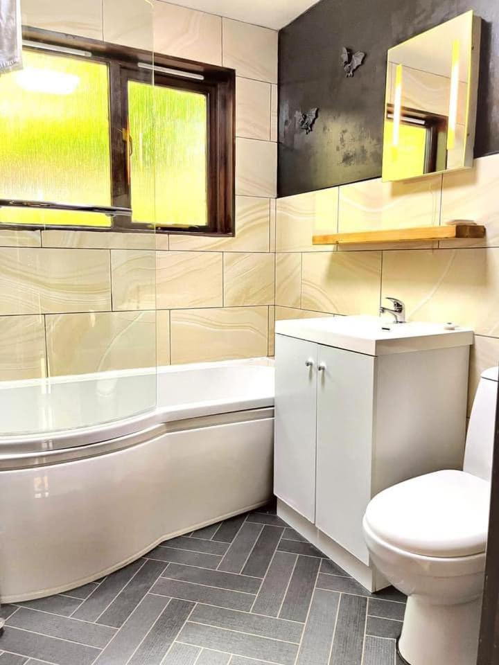 Primrose 15-Kaowood-Hot Tub-Pet friendly-Tenby - Housity