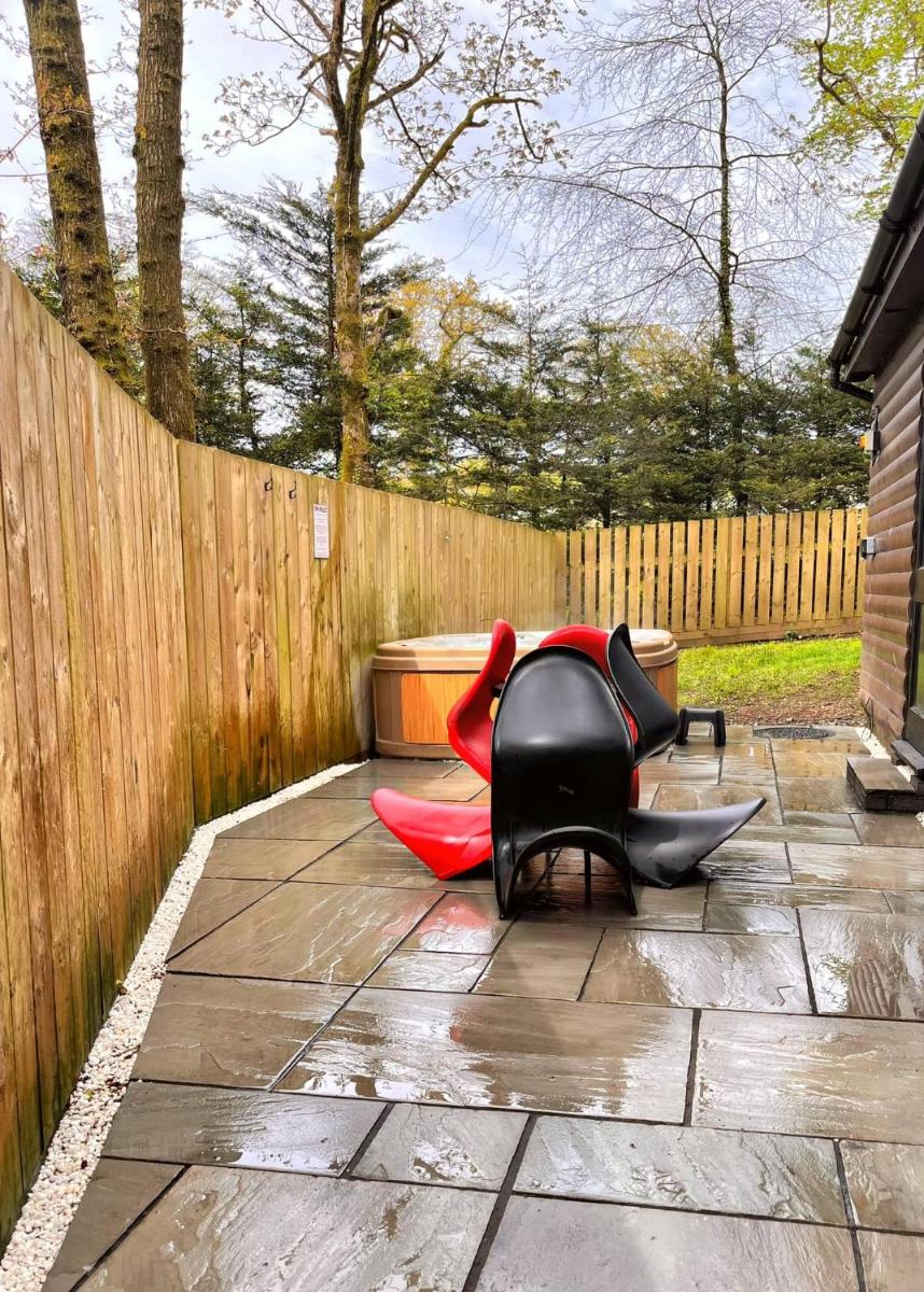 Primrose 15-Kaowood-Hot Tub-Pet friendly-Tenby - Housity