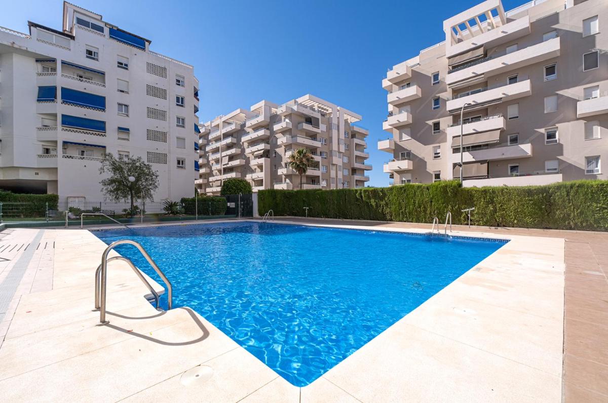 Suitetrails - Marbella Family friendly Aircon throughout Pool Wifi Underground parking