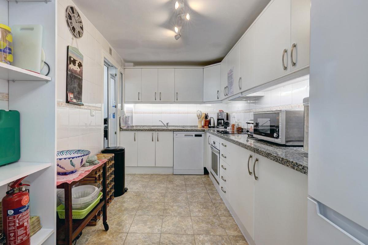 Suitetrails - Marbella Family friendly Aircon throughout Pool Wifi Underground parking
