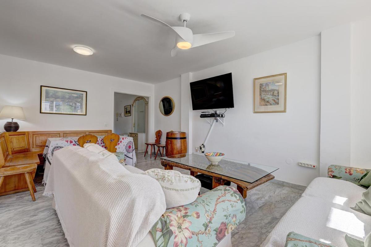 Sleeps 8 adults & 2 children under10 Fast wifi 63 inch TV Underground parking - Housity