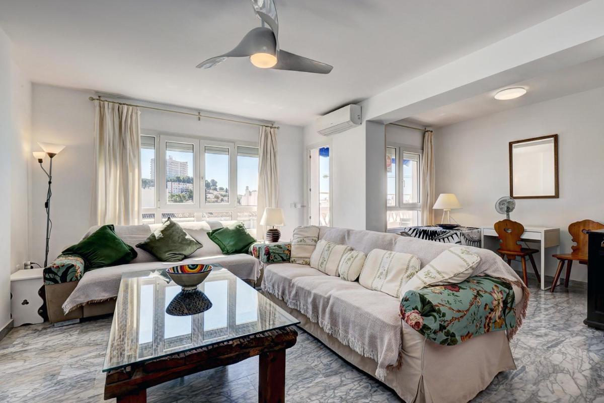 Sleeps 8 adults & 2 children under10 Fast wifi 63 inch TV Underground parking - Housity