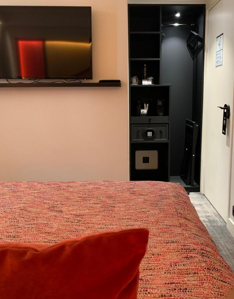 Un ou plusieurs lits dans un hébergement de l'établissement Le 12 Hôtel