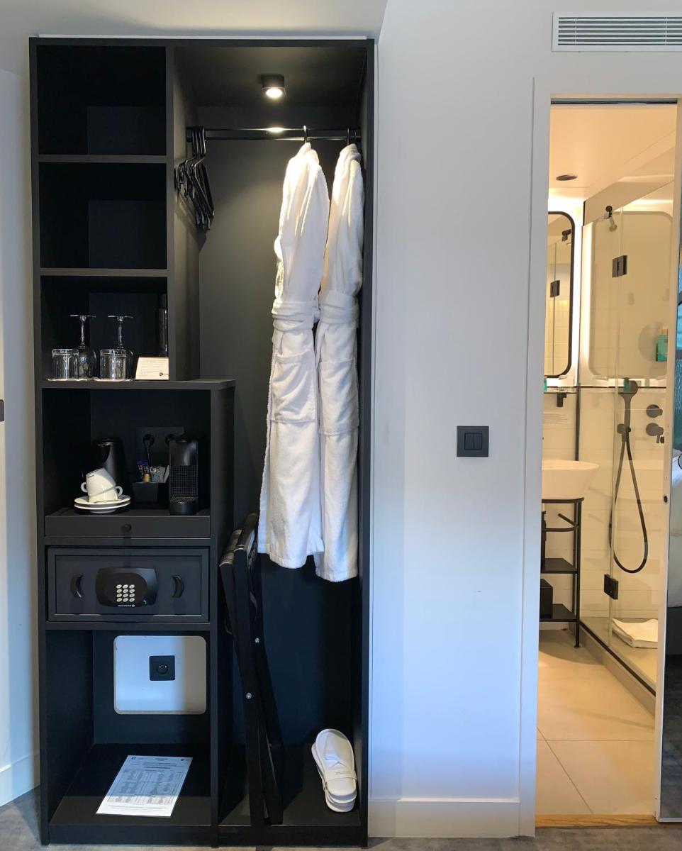 Salle de bains dans l'établissement Le 12 Hôtel