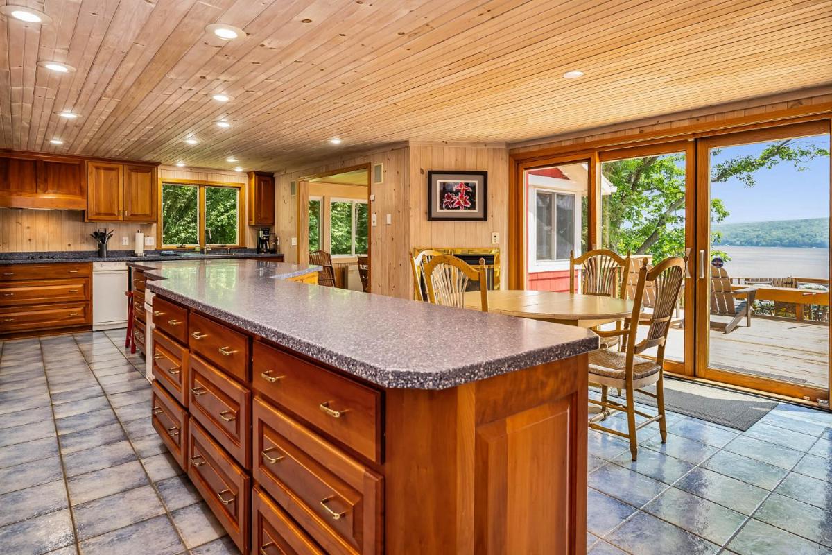 Lake house w/ indr pool and jacuzzi - Housity