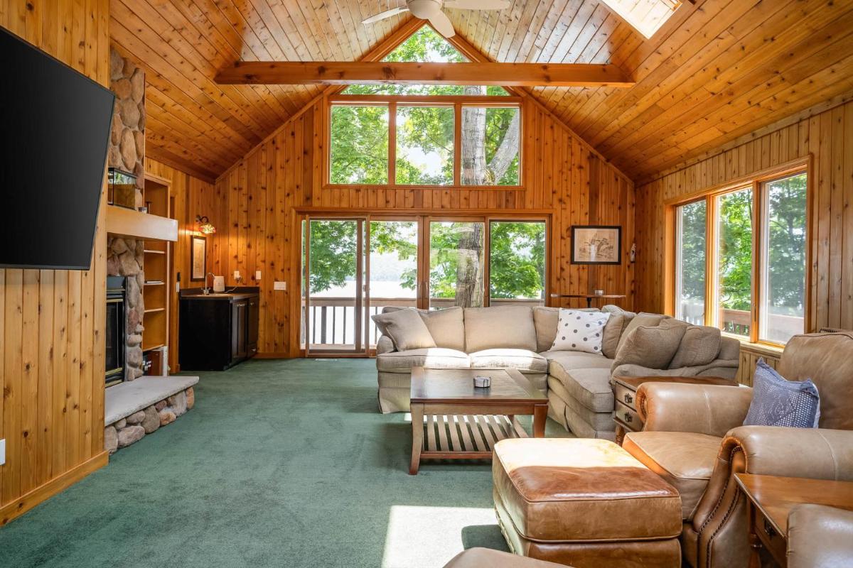 Lake house w/ indr pool and jacuzzi - Housity