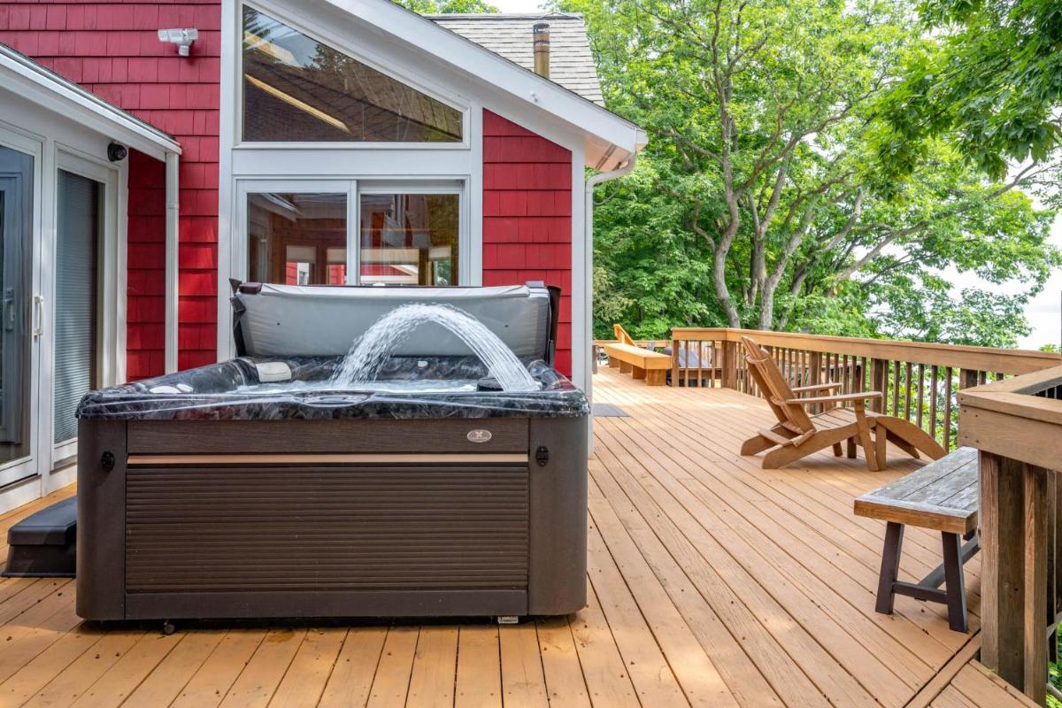 Lake house w/ indr pool and jacuzzi - Housity