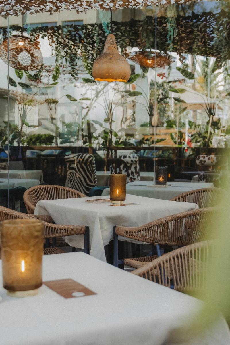 Un restaurante o sitio para comer en Alcudia Garden Aparthotel